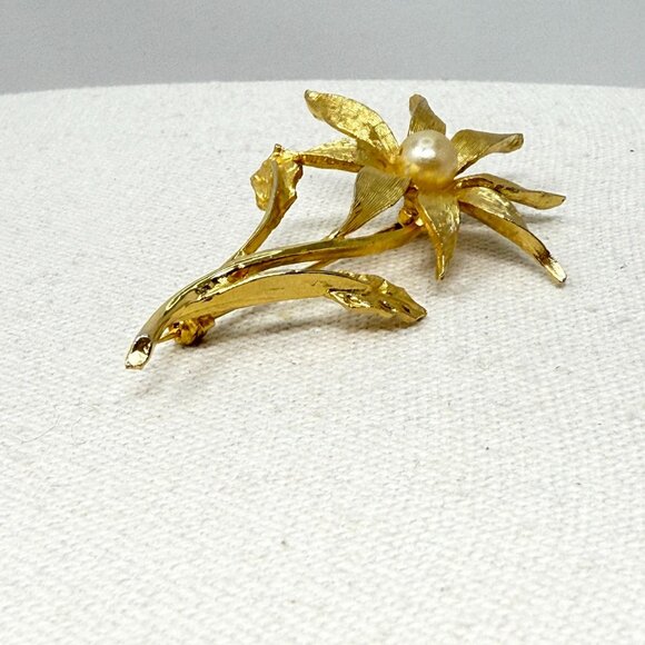 Dodds Vintage Flower Brooch Gold-Tone Faux Pearl Mid-Century Signed - Picture 2 of 10